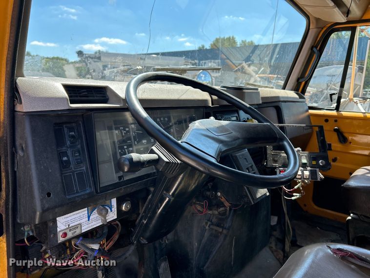 image for item NL9587 2001 International 4900  dump truck