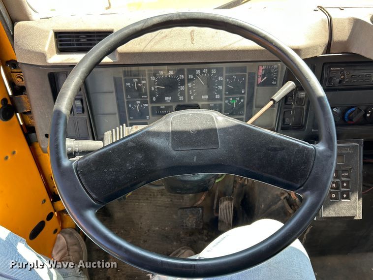 image for item NL9587 2001 International 4900  dump truck