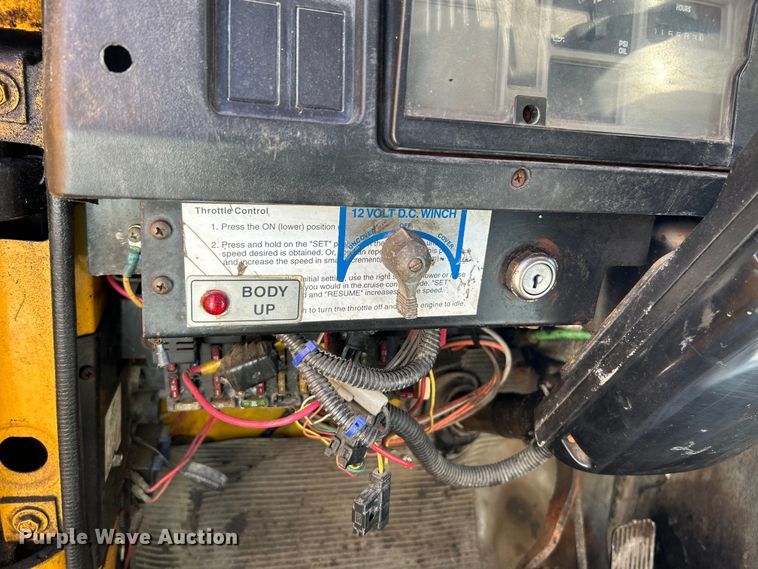 image for item NL9587 2001 International 4900  dump truck