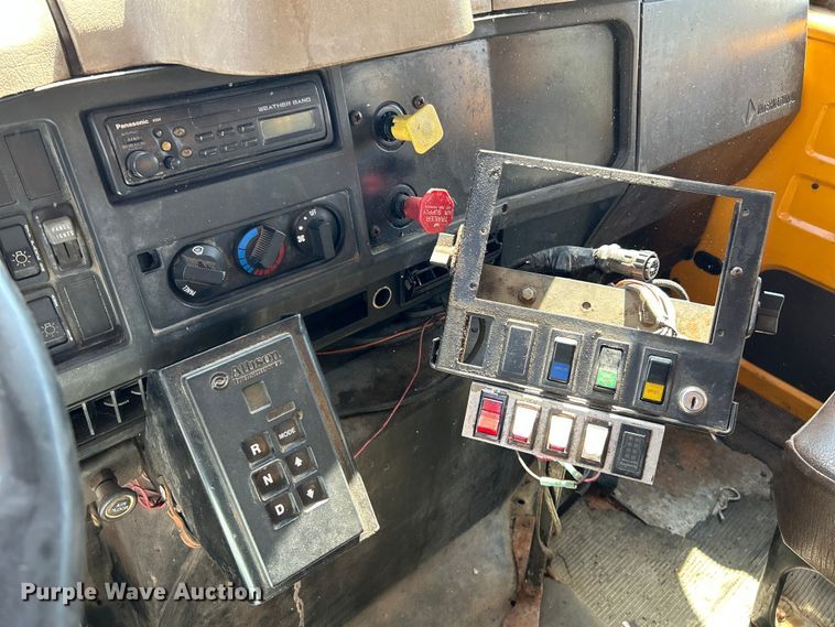 image for item NL9587 2001 International 4900  dump truck