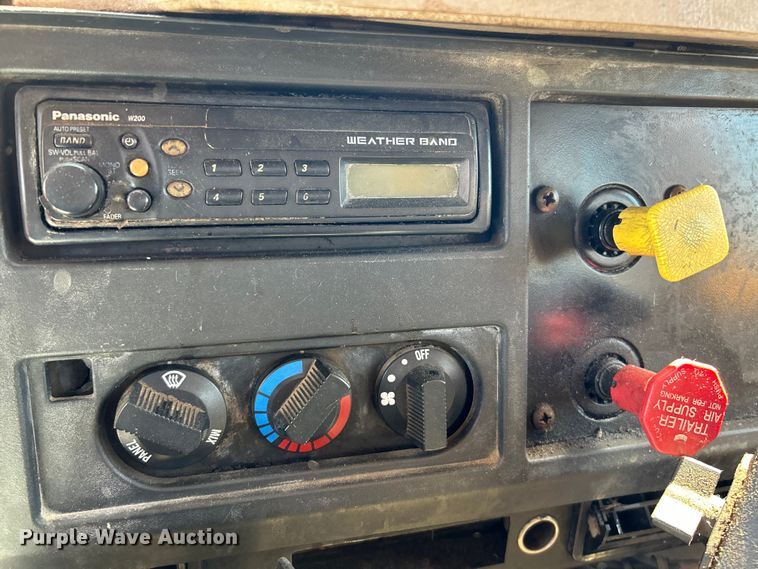 image for item NL9587 2001 International 4900  dump truck