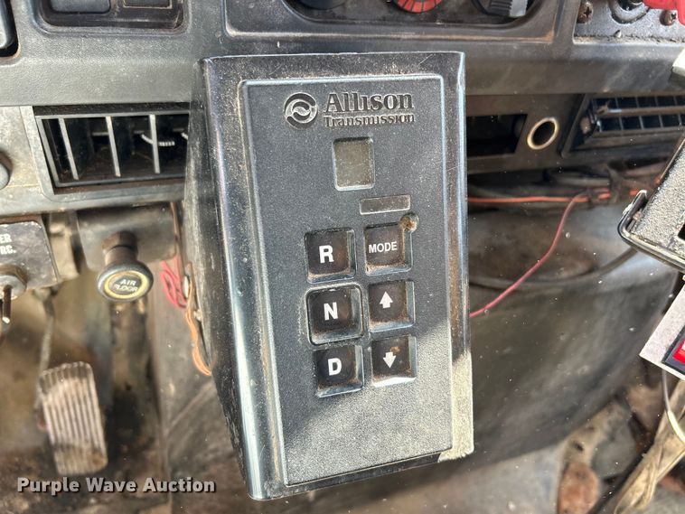 image for item NL9587 2001 International 4900  dump truck