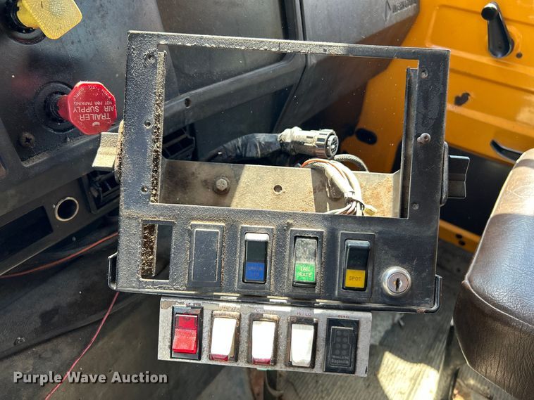 image for item NL9587 2001 International 4900  dump truck