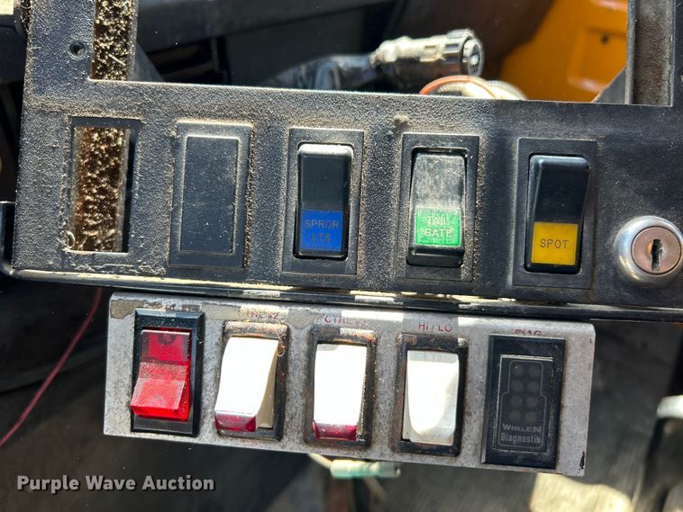 image for item NL9587 2001 International 4900  dump truck