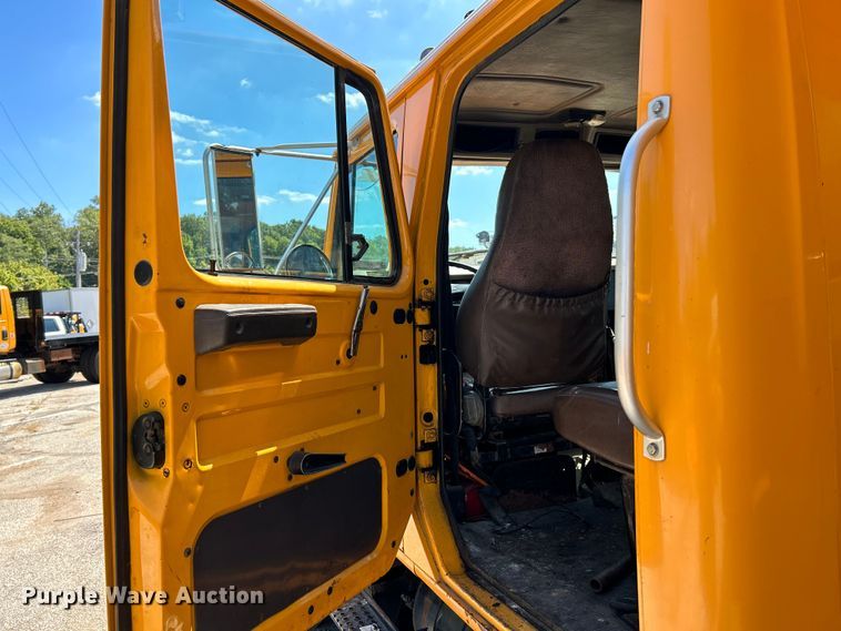 image for item NL9587 2001 International 4900  dump truck