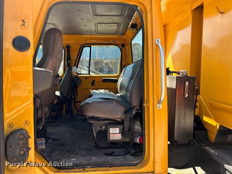 image for item NL9587 2001 International 4900  dump truck