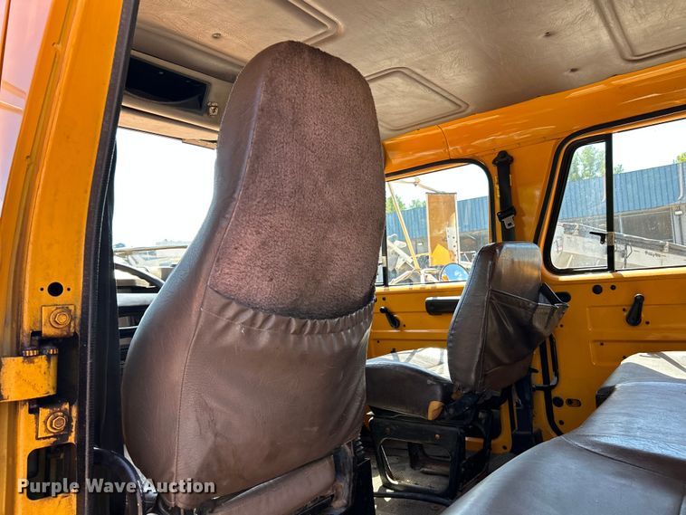 image for item NL9587 2001 International 4900  dump truck