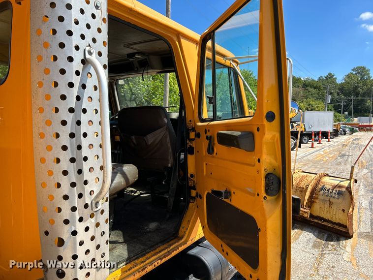 image for item NL9587 2001 International 4900  dump truck