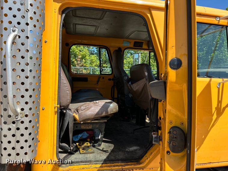 image for item NL9587 2001 International 4900  dump truck