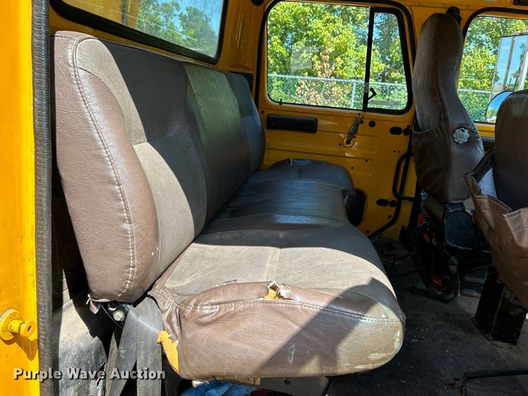 image for item NL9587 2001 International 4900  dump truck