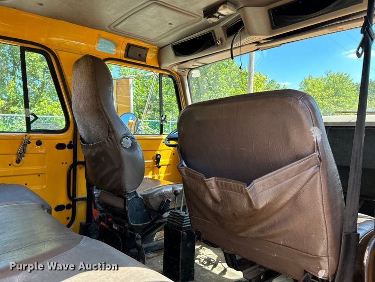 image for item NL9587 2001 International 4900  dump truck