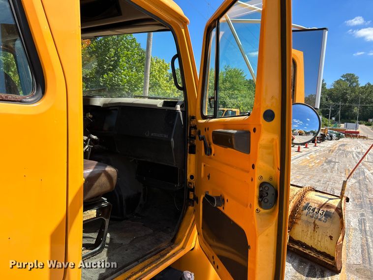 image for item NL9587 2001 International 4900  dump truck