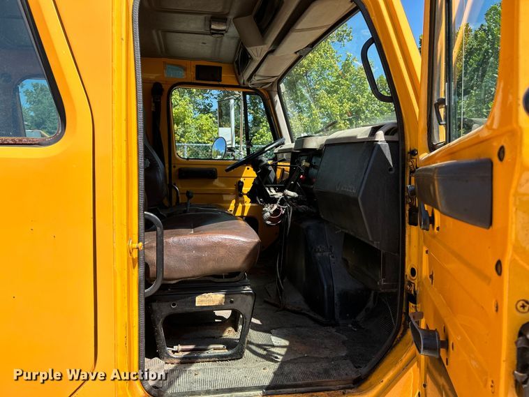 image for item NL9587 2001 International 4900  dump truck