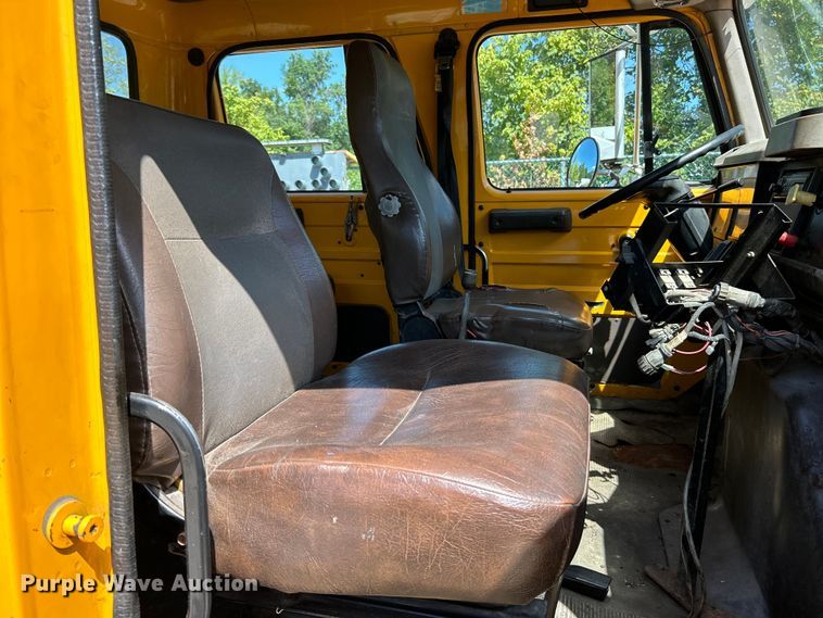 image for item NL9587 2001 International 4900  dump truck