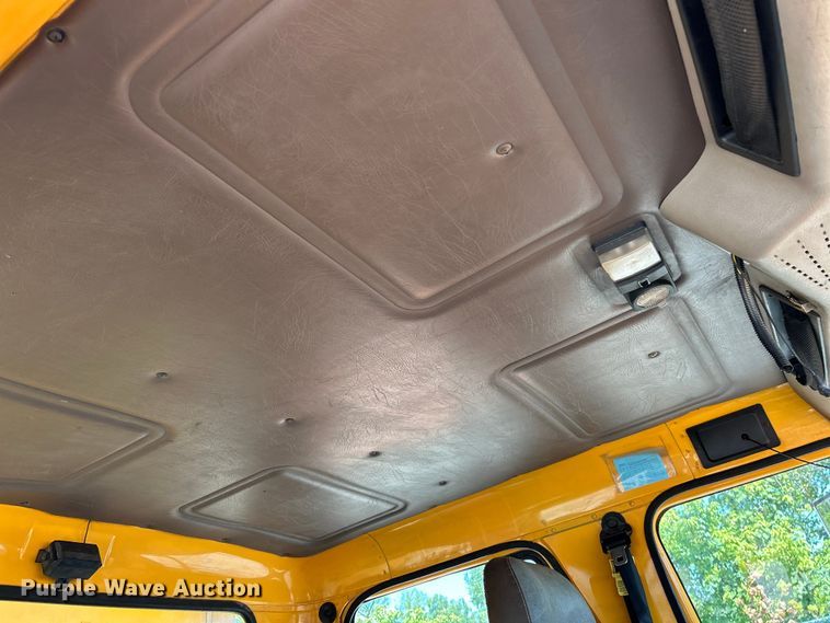 image for item NL9587 2001 International 4900  dump truck