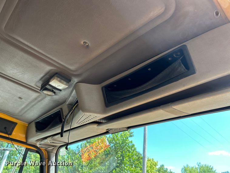 image for item NL9587 2001 International 4900  dump truck