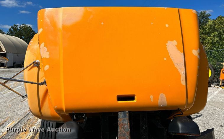 image for item NL9587 2001 International 4900  dump truck