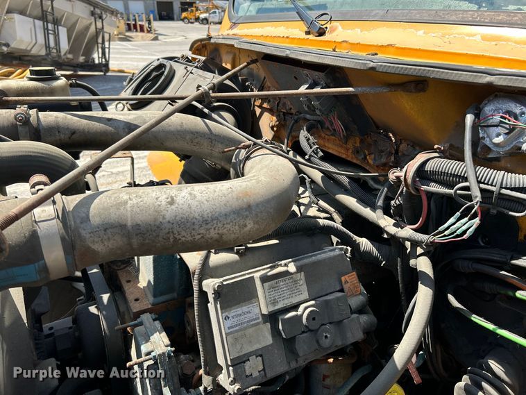 image for item NL9587 2001 International 4900  dump truck