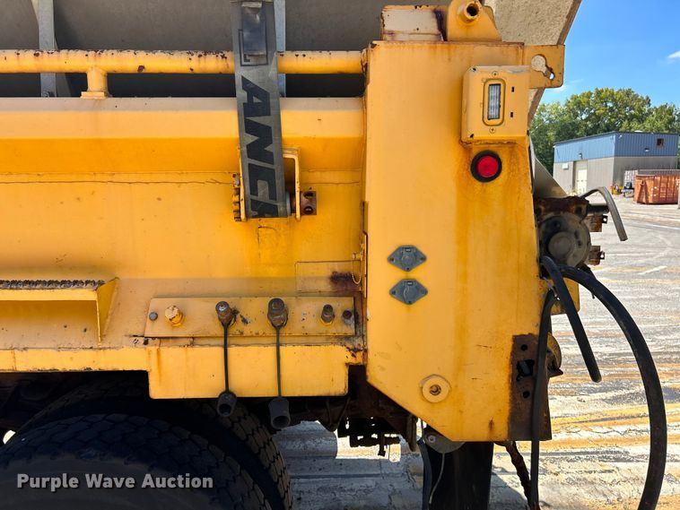 image for item NL9587 2001 International 4900  dump truck