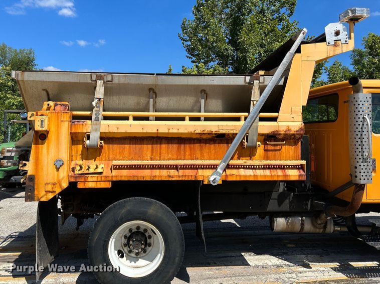 image for item NL9587 2001 International 4900  dump truck