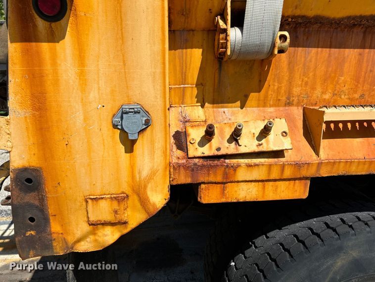 image for item NL9587 2001 International 4900  dump truck