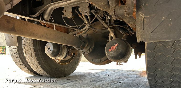 image for item NL9587 2001 International 4900  dump truck