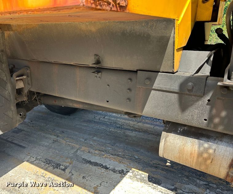 image for item NL9587 2001 International 4900  dump truck