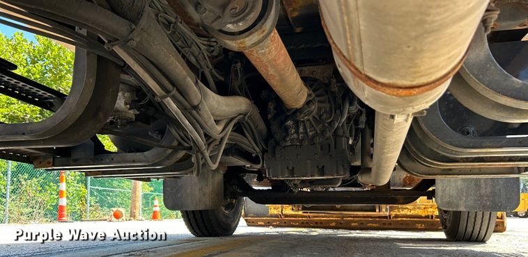 image for item NL9587 2001 International 4900  dump truck