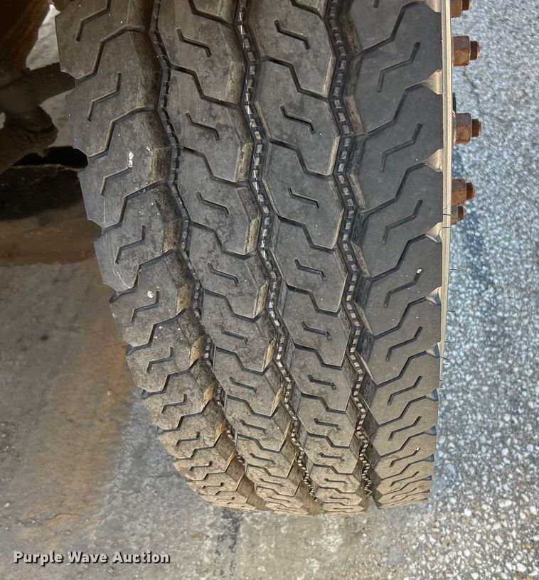 image for item NL9587 2001 International 4900  dump truck