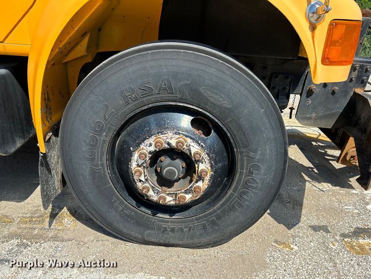 image for item NL9587 2001 International 4900  dump truck