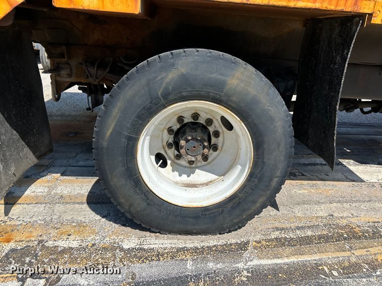 image for item NL9587 2001 International 4900  dump truck