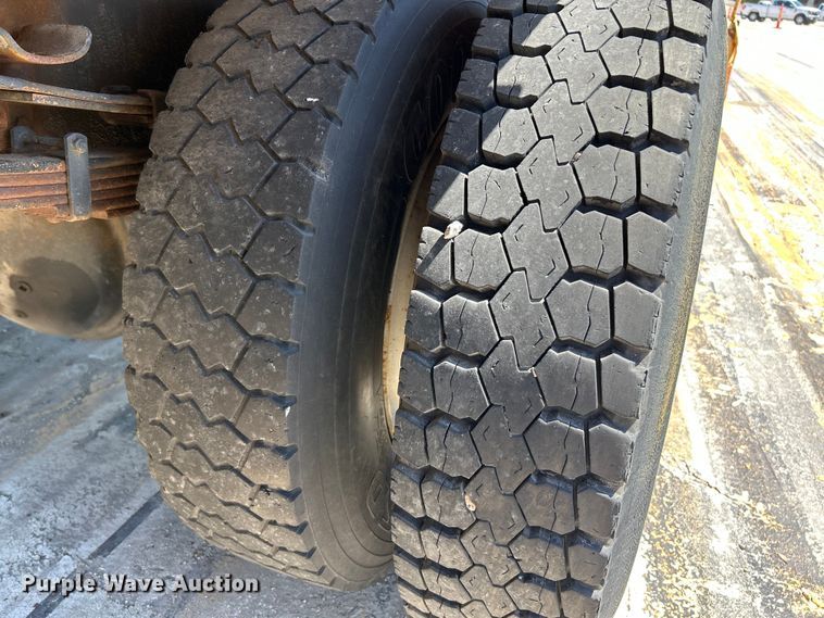 image for item NL9587 2001 International 4900  dump truck