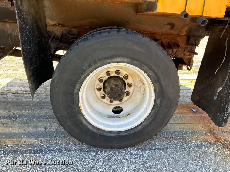 image for item NL9587 2001 International 4900  dump truck