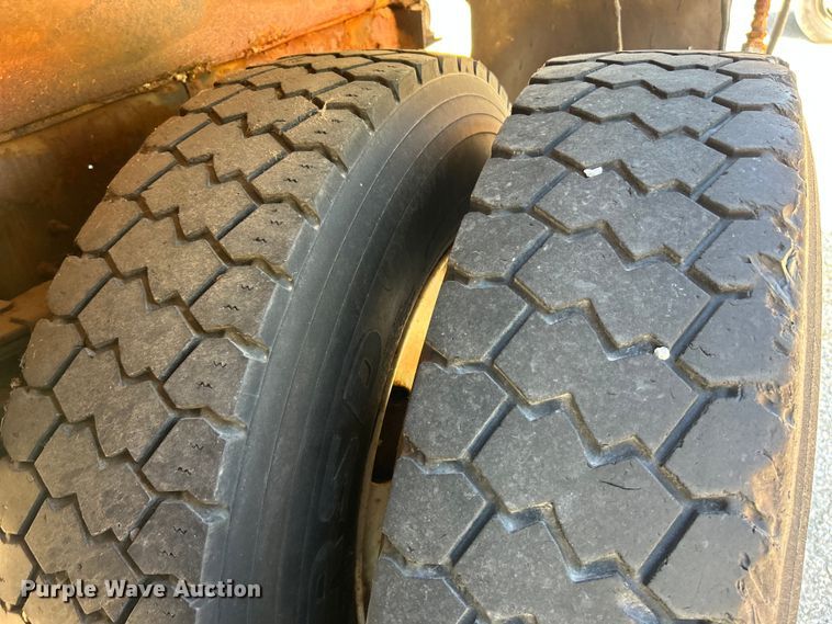 image for item NL9587 2001 International 4900  dump truck