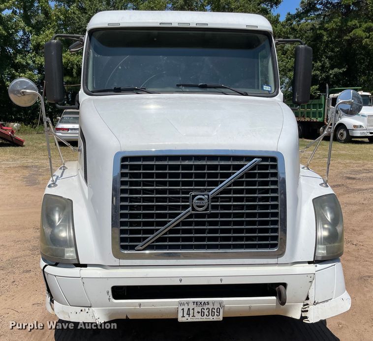 image for item NT9449 2011 Volvo dump truck