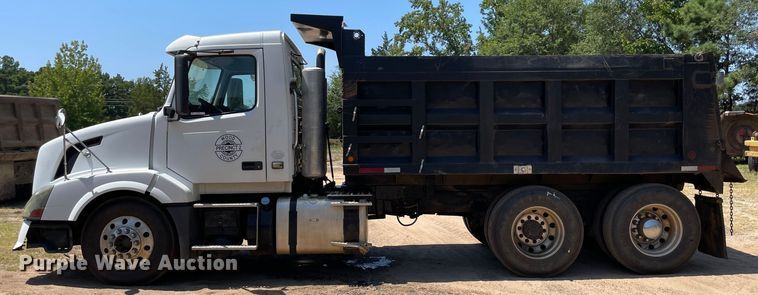 image for item NT9449 2011 Volvo dump truck