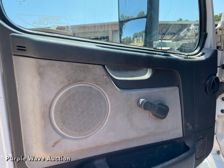 image for item NT9449 2011 Volvo dump truck