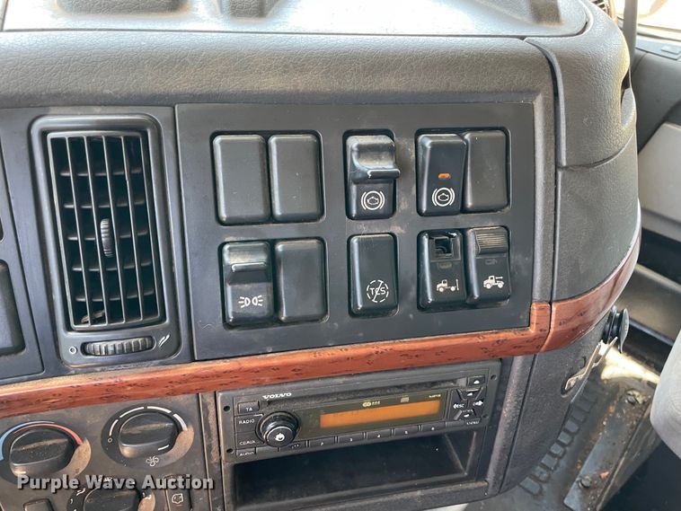 image for item NT9449 2011 Volvo dump truck