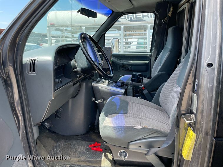 image for item NT9465 1995 Ford Econoline  ambulance