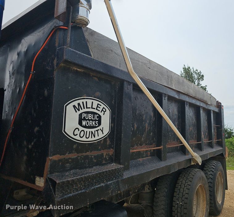 image for item NT9775 1987 Kenworth 800 dump truck