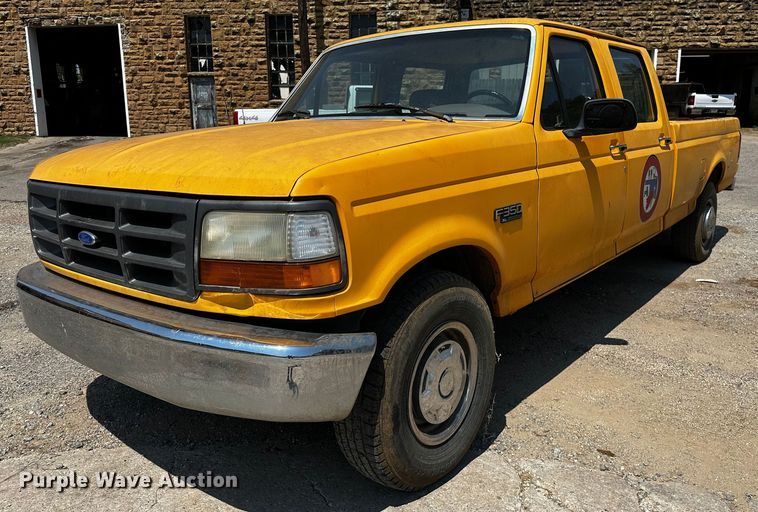 image for item OC9157 1995 Ford F350 XL  Crew Cab pickup truck