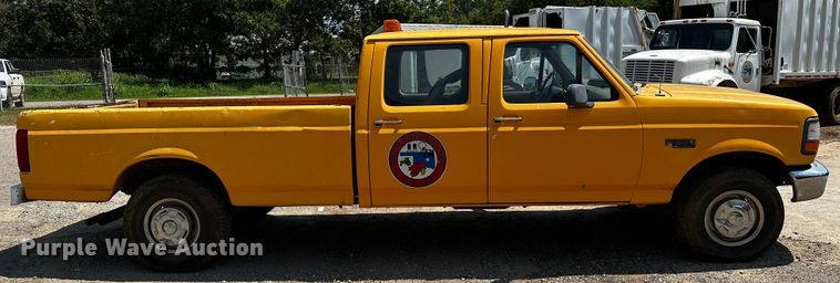 image for item OC9157 1995 Ford F350 XL  Crew Cab pickup truck