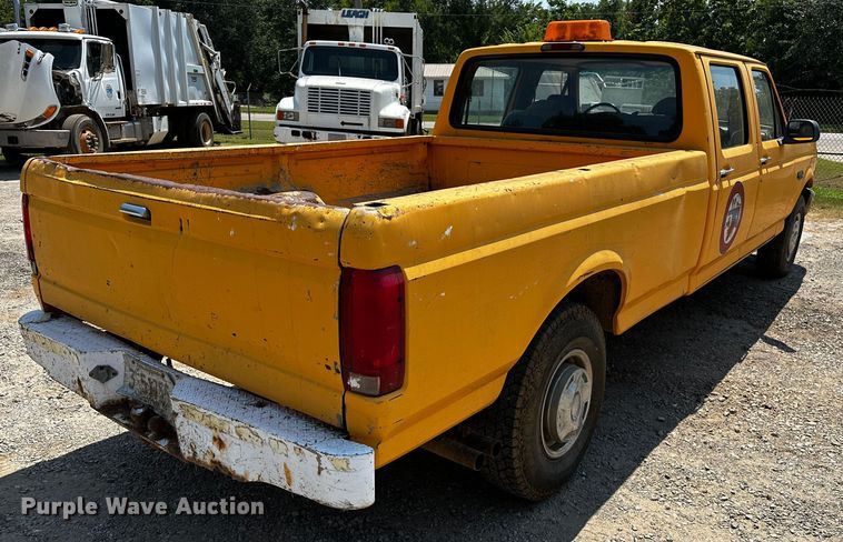 image for item OC9157 1995 Ford F350 XL  Crew Cab pickup truck