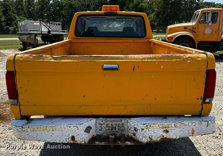 image for item OC9157 1995 Ford F350 XL  Crew Cab pickup truck