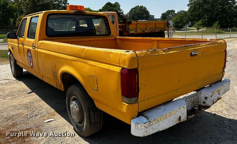 image for item OC9157 1995 Ford F350 XL  Crew Cab pickup truck