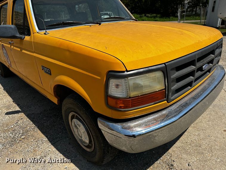 image for item OC9157 1995 Ford F350 XL  Crew Cab pickup truck