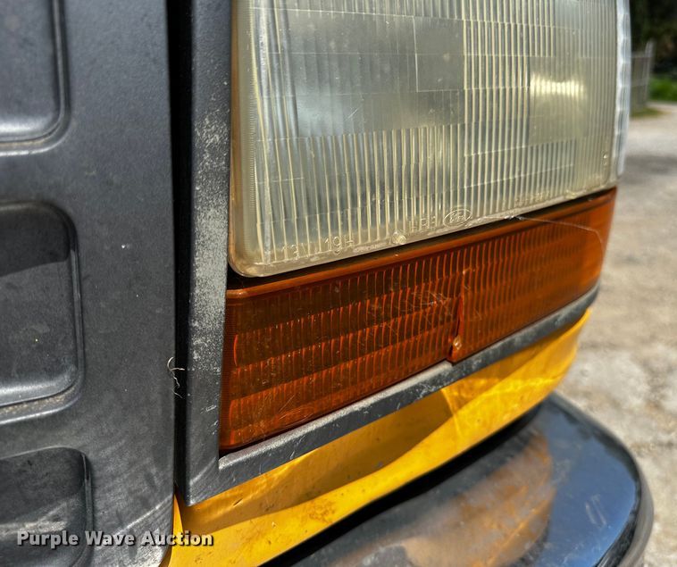 image for item OC9157 1995 Ford F350 XL  Crew Cab pickup truck