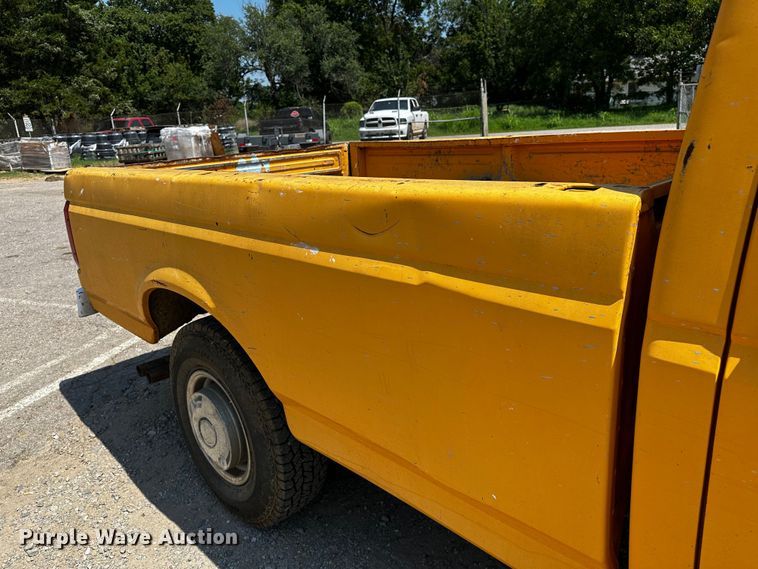 image for item OC9157 1995 Ford F350 XL  Crew Cab pickup truck