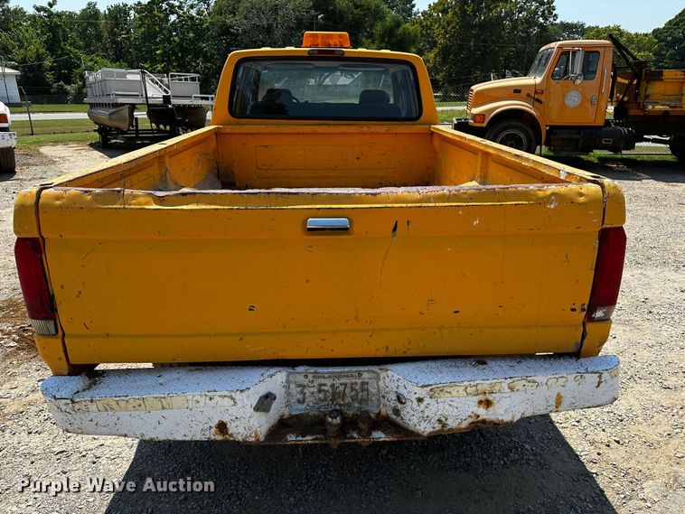 image for item OC9157 1995 Ford F350 XL  Crew Cab pickup truck