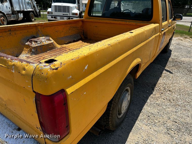 image for item OC9157 1995 Ford F350 XL  Crew Cab pickup truck